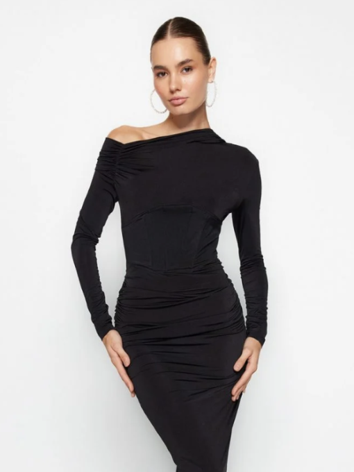 ŠATY S ODHALENÝM RAMENOM